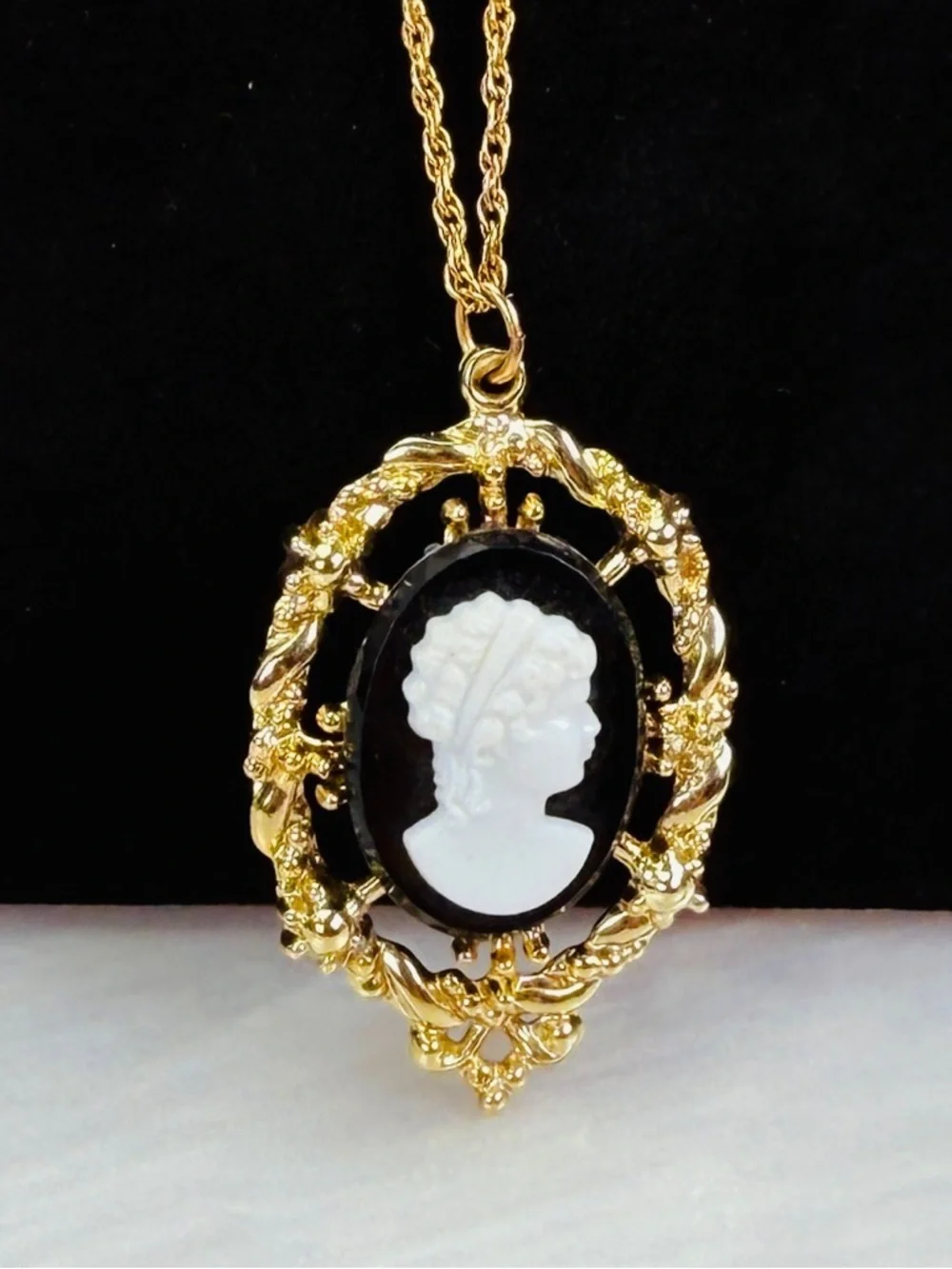 Beautiful, Goldtone Black & White Cameo Pendant Necklace